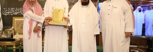 الرئيس التنفيذي يكرم معالي الشيخ عبدالرحمن السديس الرئيس التنفيذي يكرم معالي الشيخ عبدالرحمن السديس