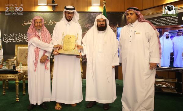 الرئيس التنفيذي يكرم معالي الشيخ عبدالرحمن السديس الرئيس التنفيذي يكرم معالي الشيخ عبدالرحمن السديس